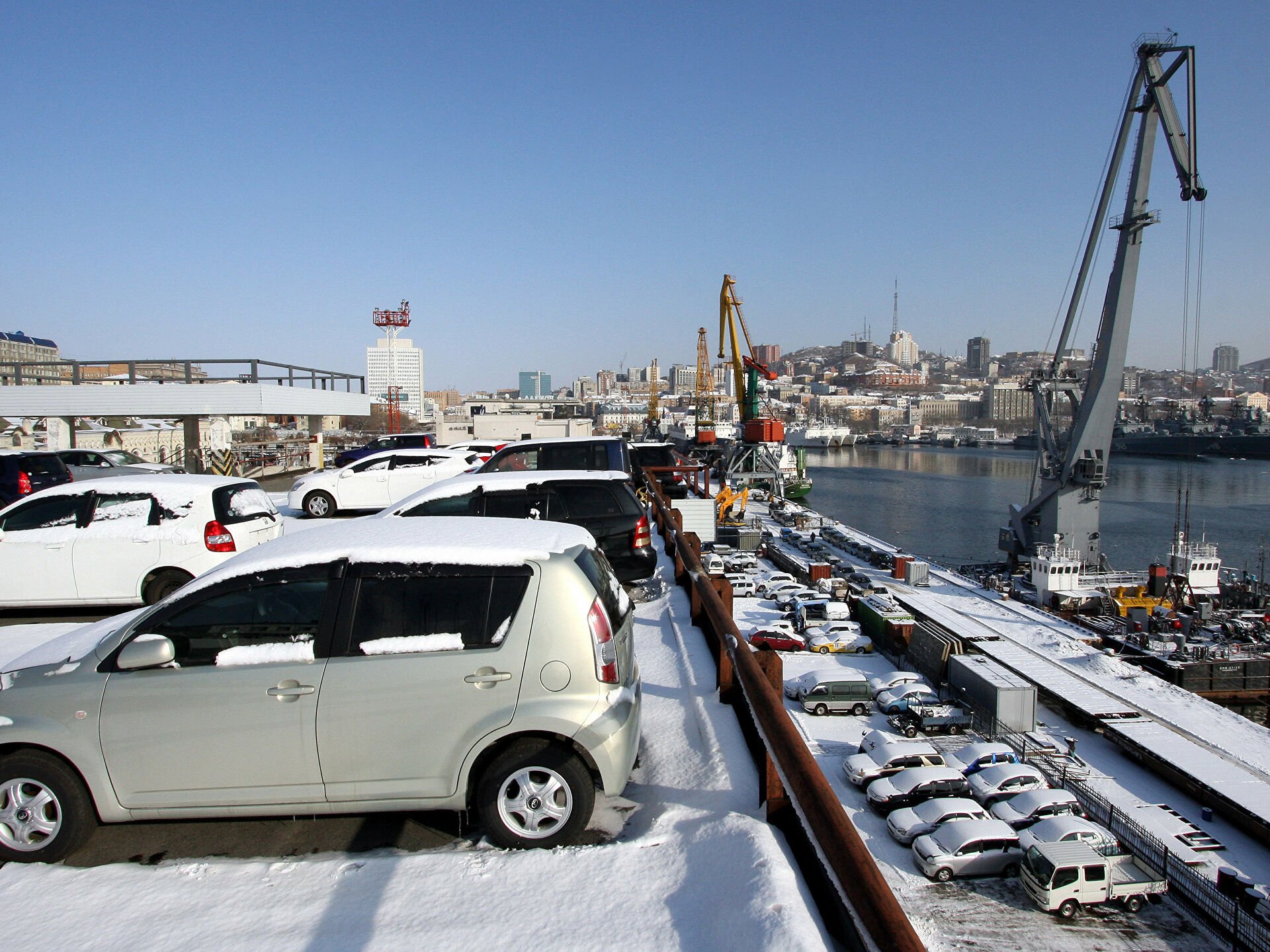 Машины во владивостоке из японии цена. Автомобили в порту. Порт Владивостока автомобили. Авто в порту Владивосток. Японские автомобили на порту.
