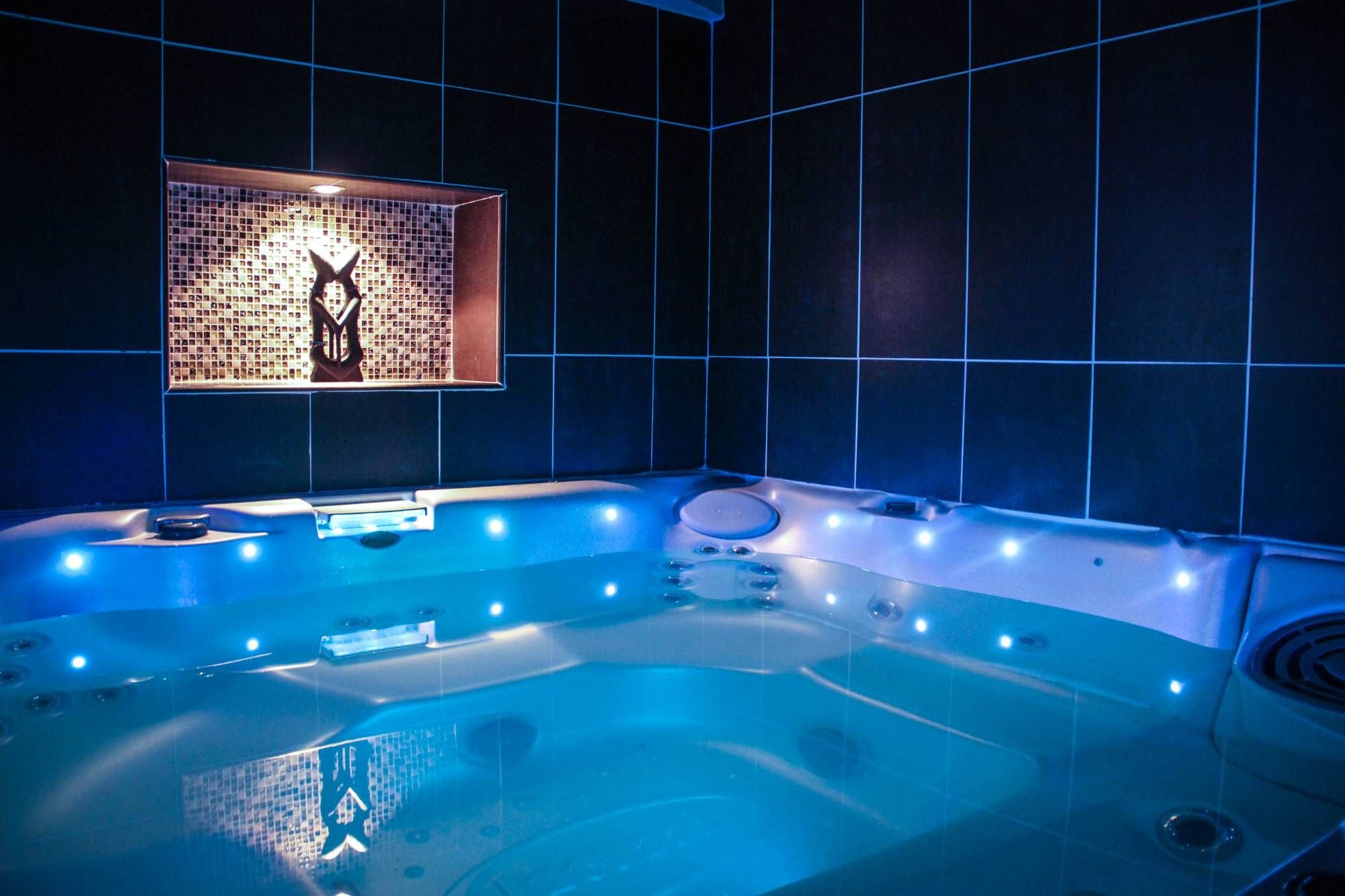 Большие ванны бассейны. Красивые джакузи. Ванная комната с бассейном. Джакузи с подсветкой. Большая ванная с джакузи.