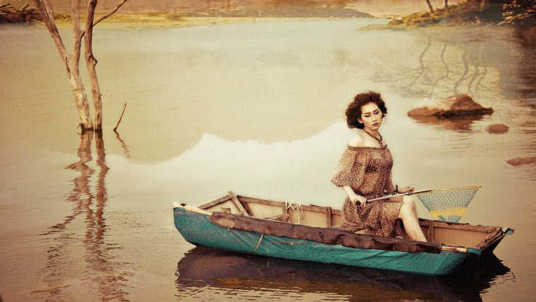 Лодка плывет