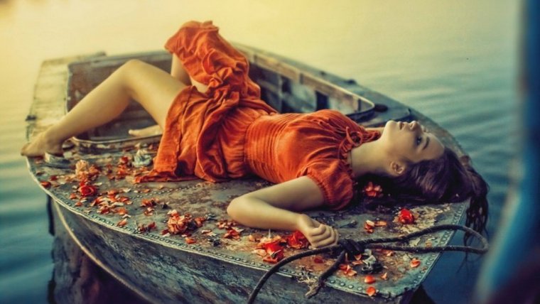 Красивая девушка в лодке