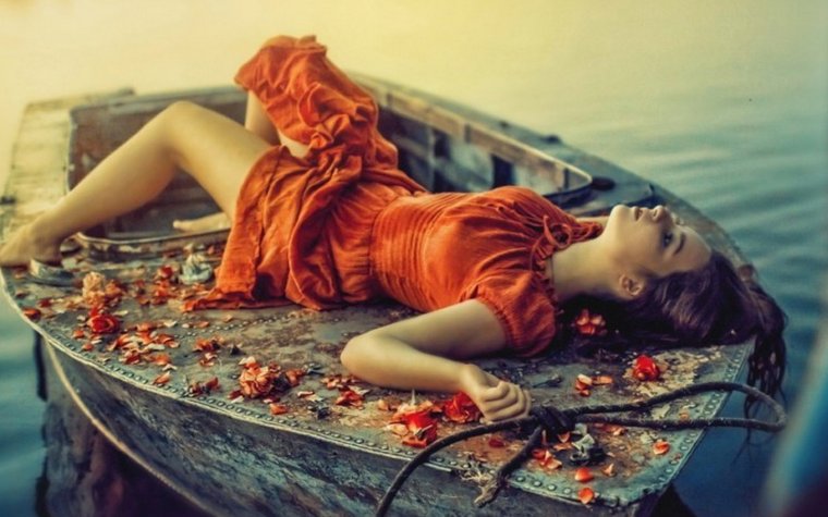 Девушка в лодке картина