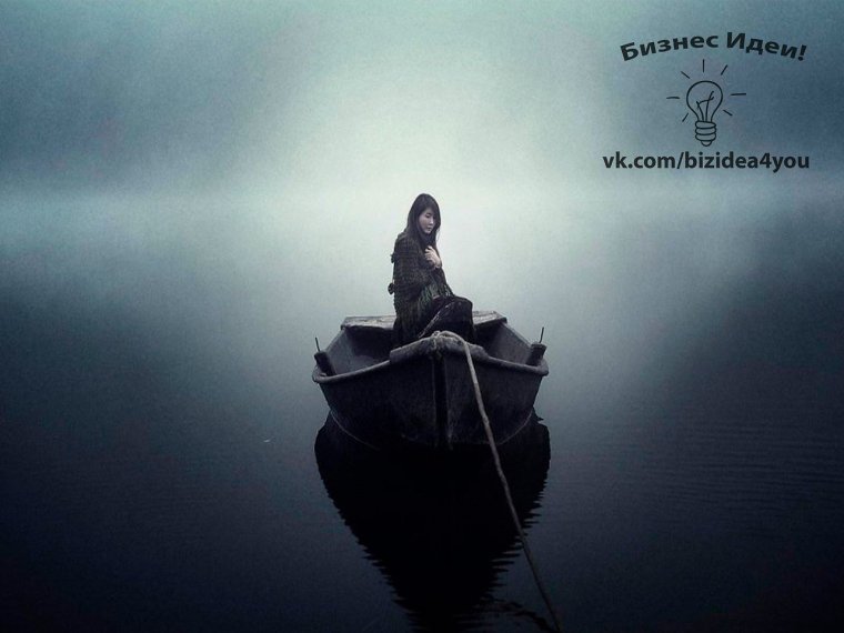 Девушка плывет на лодке