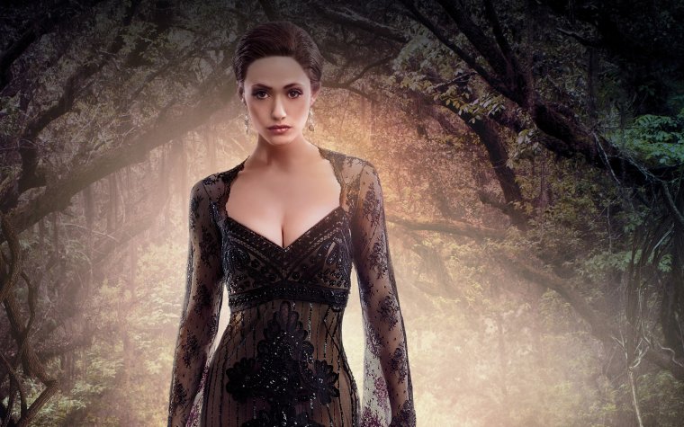 Эмми Россум бедра