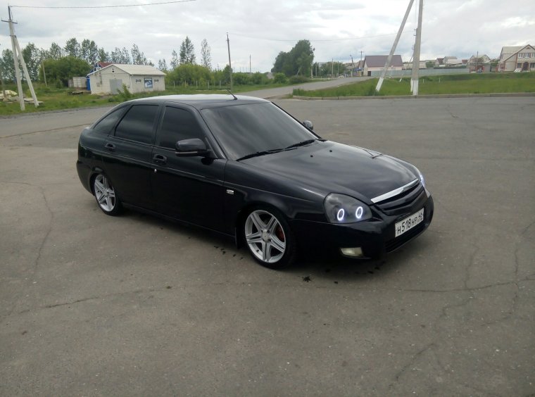 Лада Приора хэтчбек черная