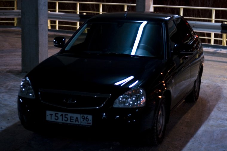 Лада Приора чёрная тонированная ночью