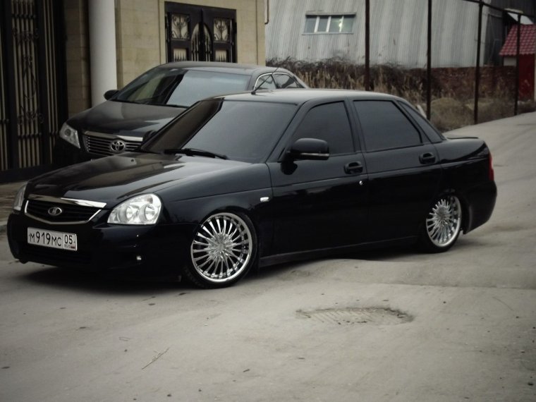 Приора седан черная тонированная