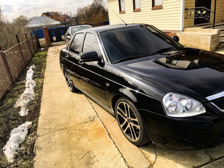 Приора седан черная тонированная