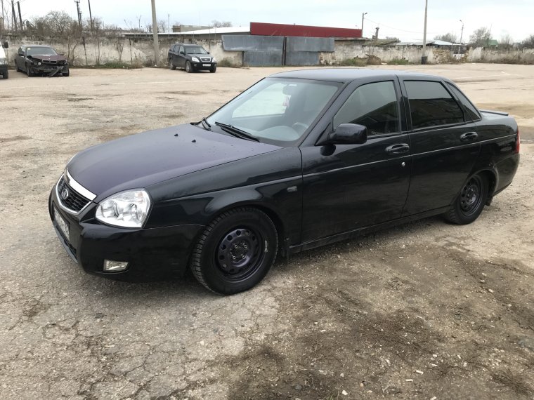 Приора седан на черных штампах r14