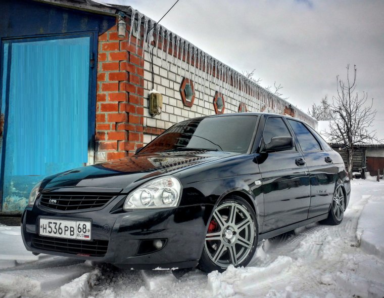 Приора хэтчбек черная