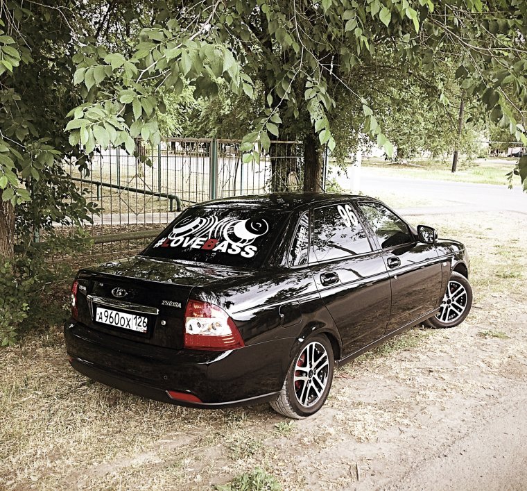 Лада Приора черная