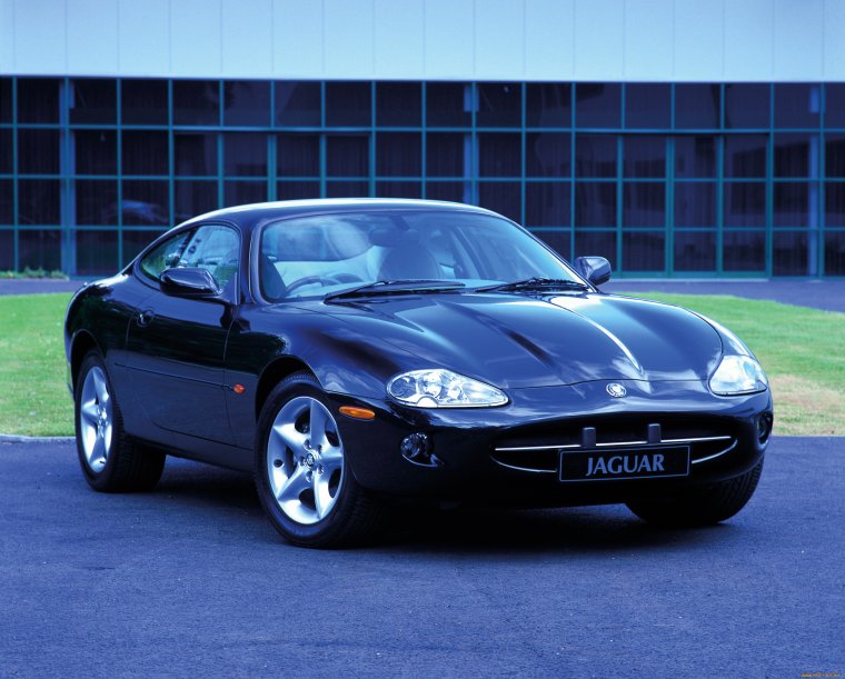 Машина чёрный Ягуар XJ