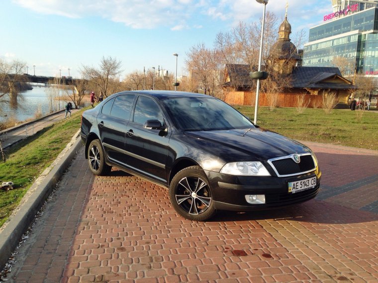 Skoda Octavia a5 черная r17