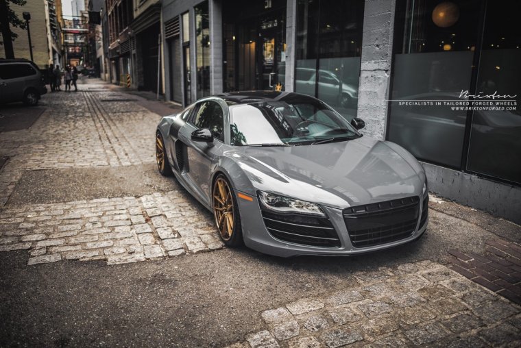Audi r8 бронзового цвета