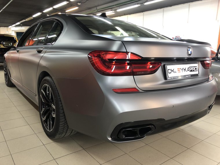 BMW 7 серый матовый