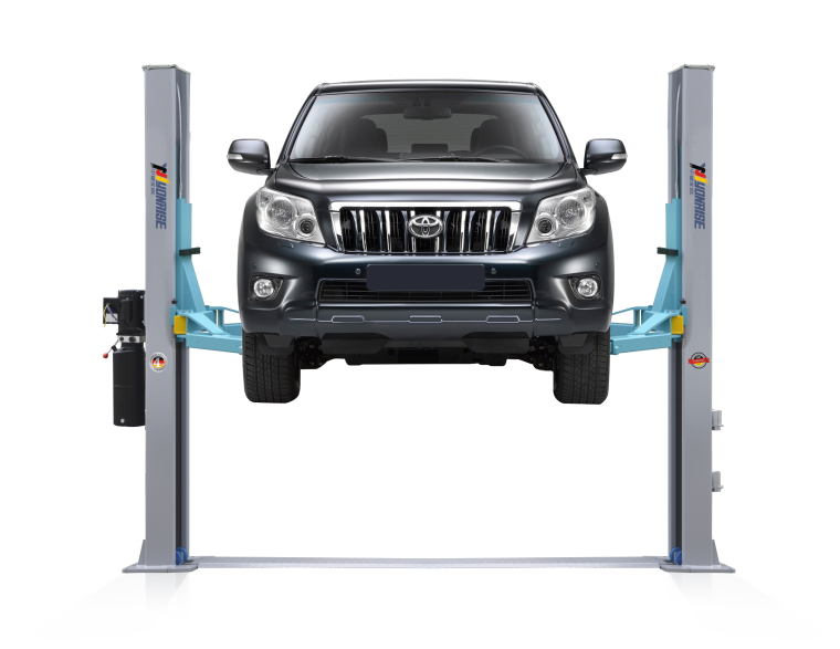 Автомобиль на подъемнике сбоку