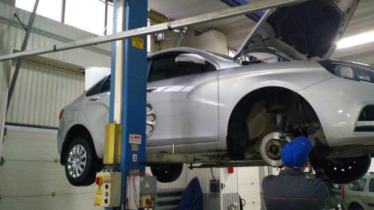 Лада Веста на подъемнике