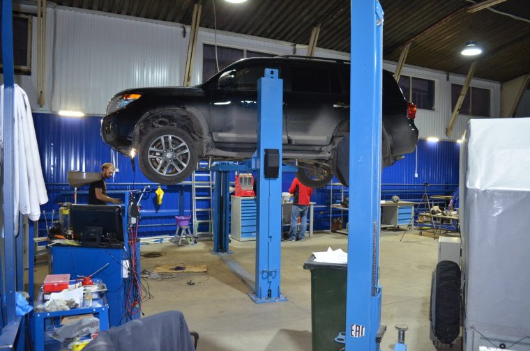 Подъемник для автосервиса