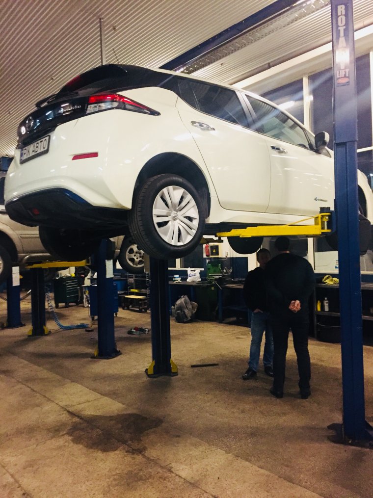 Nissan Leaf на подъемнике
