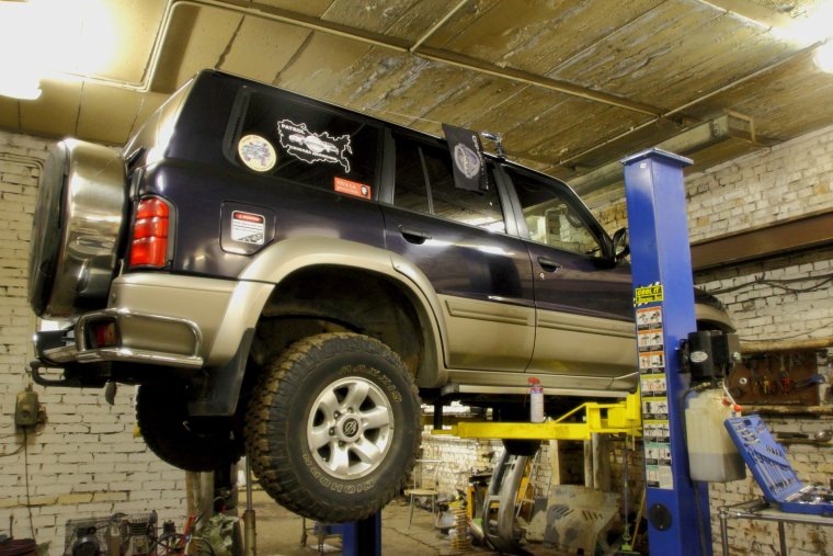 Nissan Patrol y61 на подъëмнике