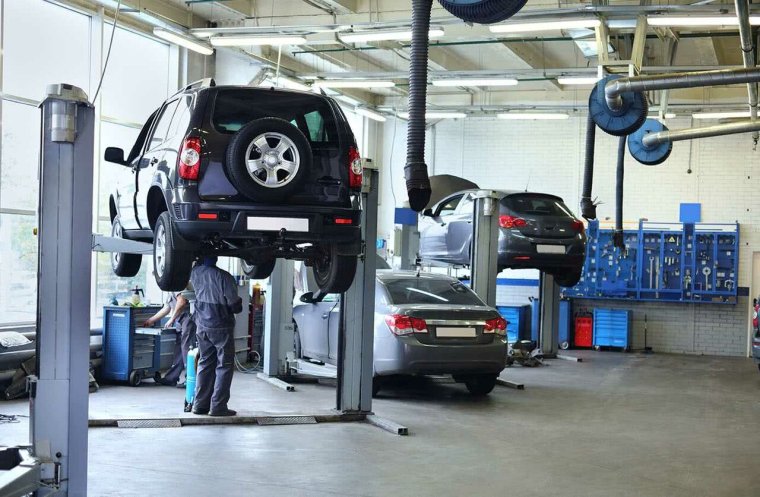 Автомобиль в автосервисе