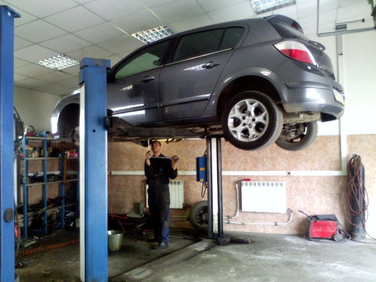 Опель Астра h 1.6 на подъемнике