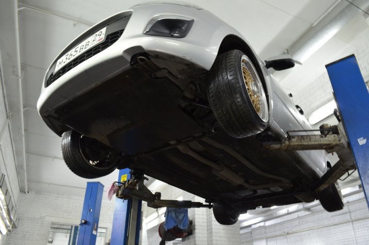 Ланцер 10 на подъемнике