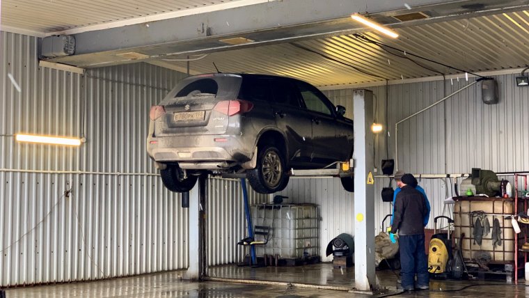 Автомобиль заехал на подъемник