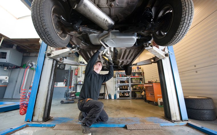 Машина в автосервисе