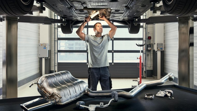 Автомобиль на подъемнике в автосервисе