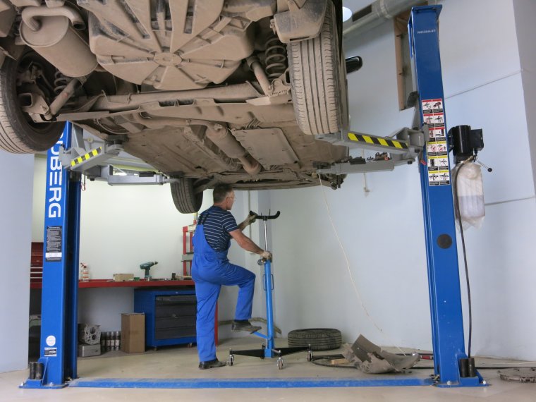 Рено Логан на подъемнике