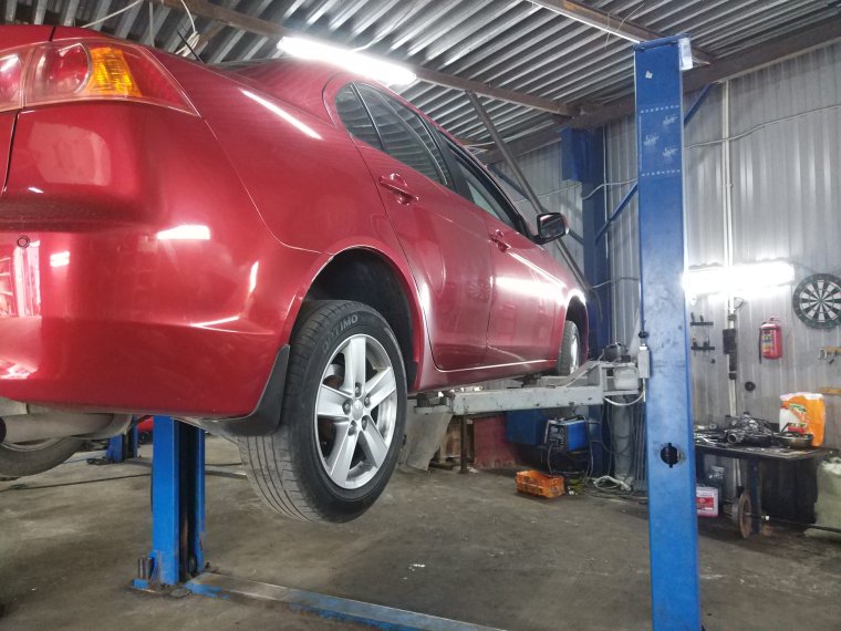 Mitsubishi Lancer x на подъемнике