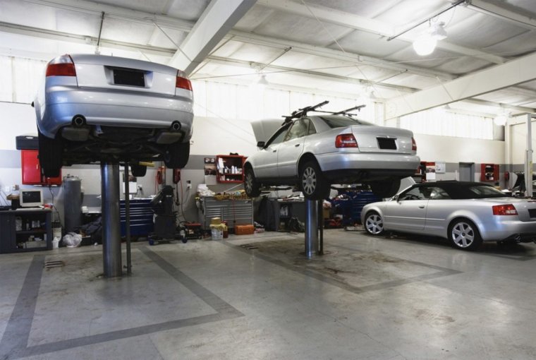 Машина в сервисе на подъемнике