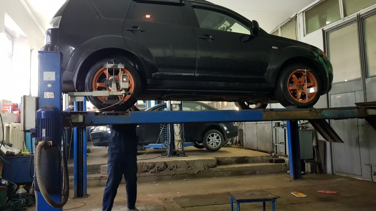 Митсубиси Аутлендер на подъемнике