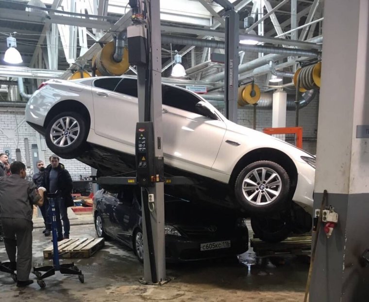 Падение автомобиля с подъемника