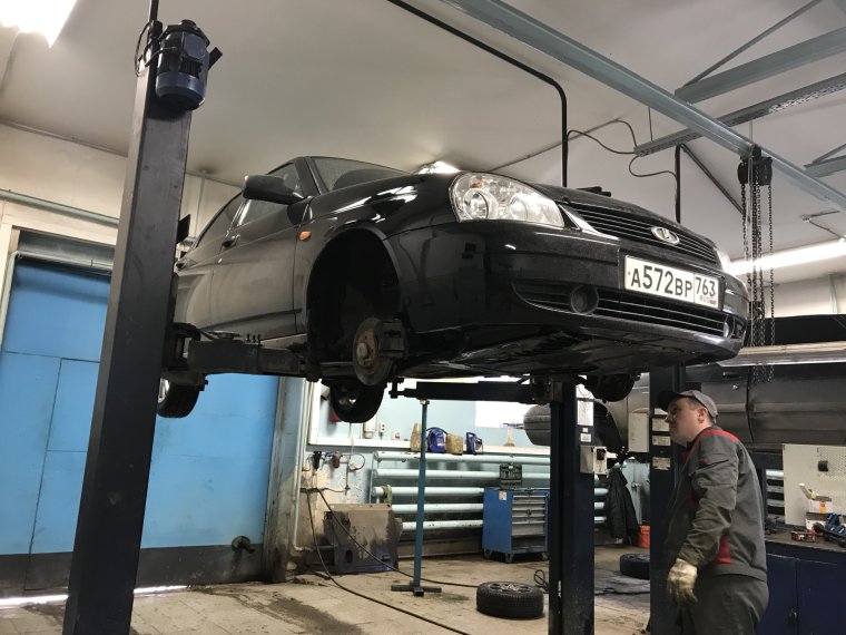 Лада Приора на подъемнике