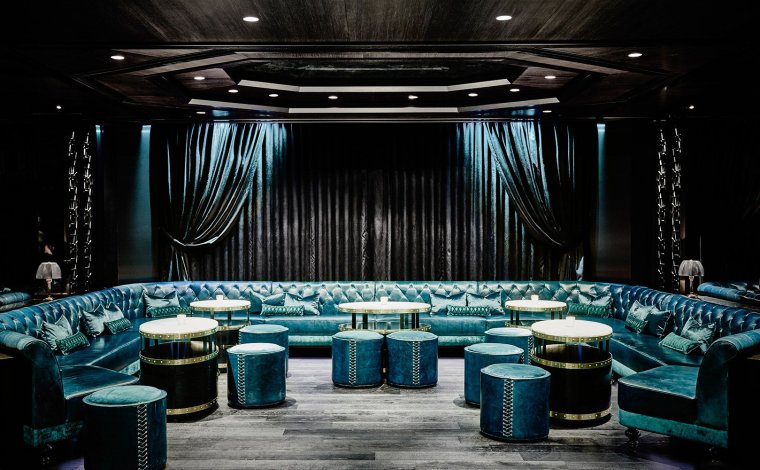 Лаунж бар в белых тонах