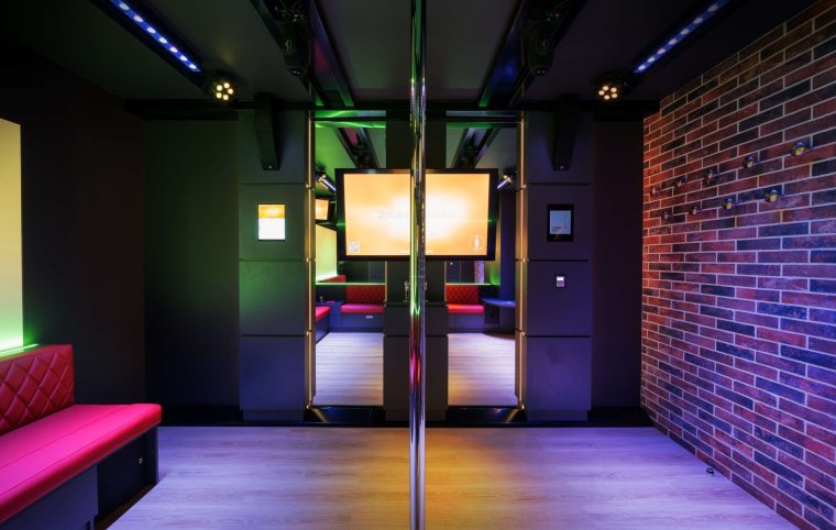 Комната с шестом