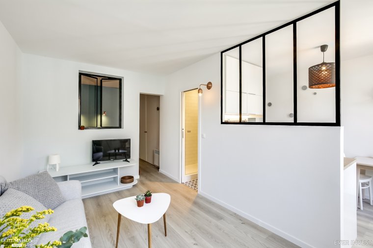 Окно в межкомнатной перегородке