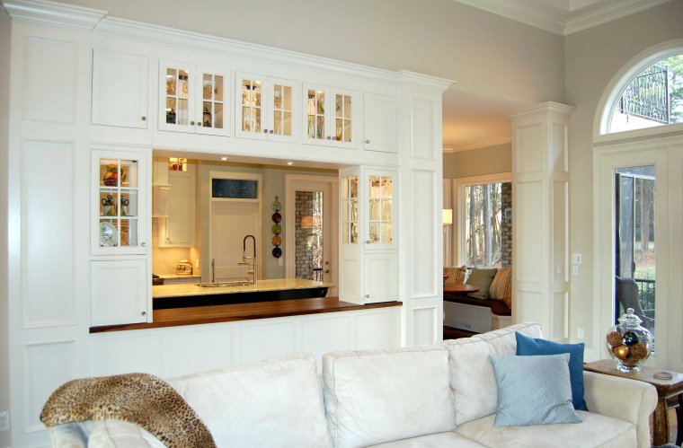 Окно между кухней и гостиной