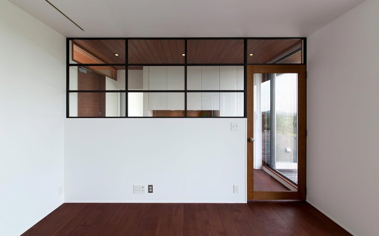 Окно в межкомнатной перегородке