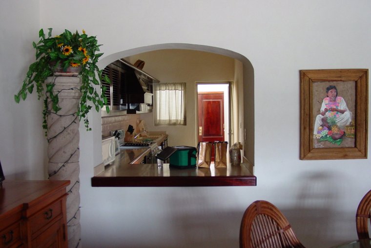 Декоративное окно между комнатами