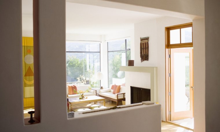 Окно в перегородке между комнатами