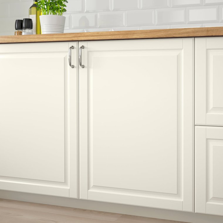 Кухня с высокими шкафами