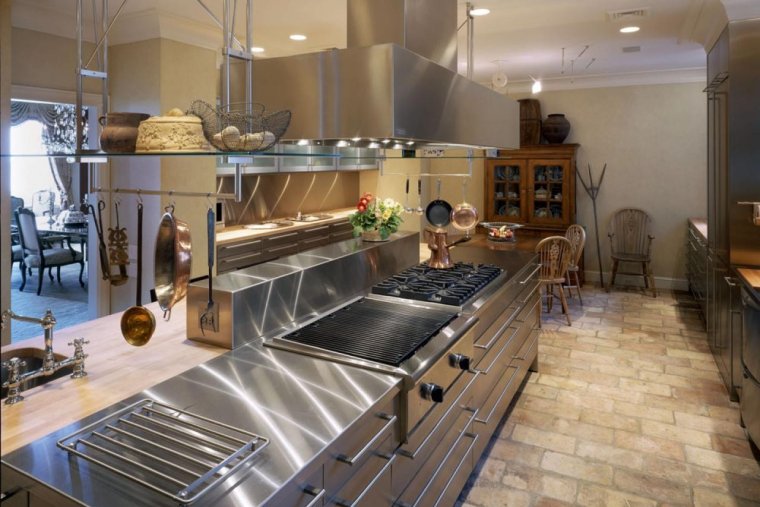 Интерьер профессиональной кухни