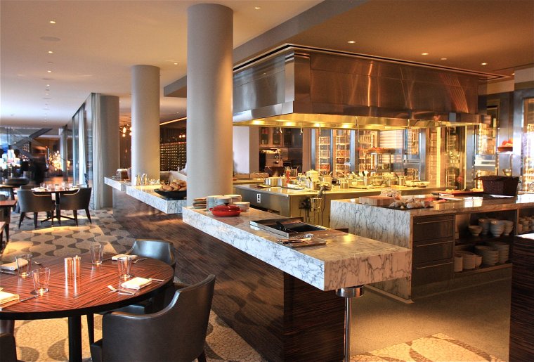 Интерьер кухни ресторана