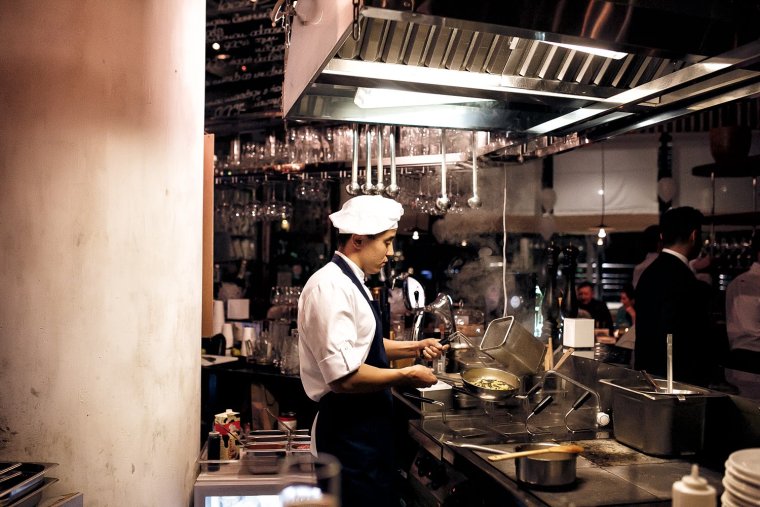 Кухня ресторана с поварами