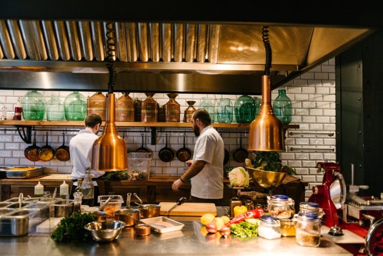 Открытая кухня в ресторане