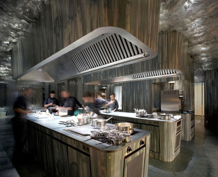 Открытая кухня в ресторане