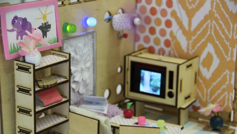 Телевизор из картона для кукол