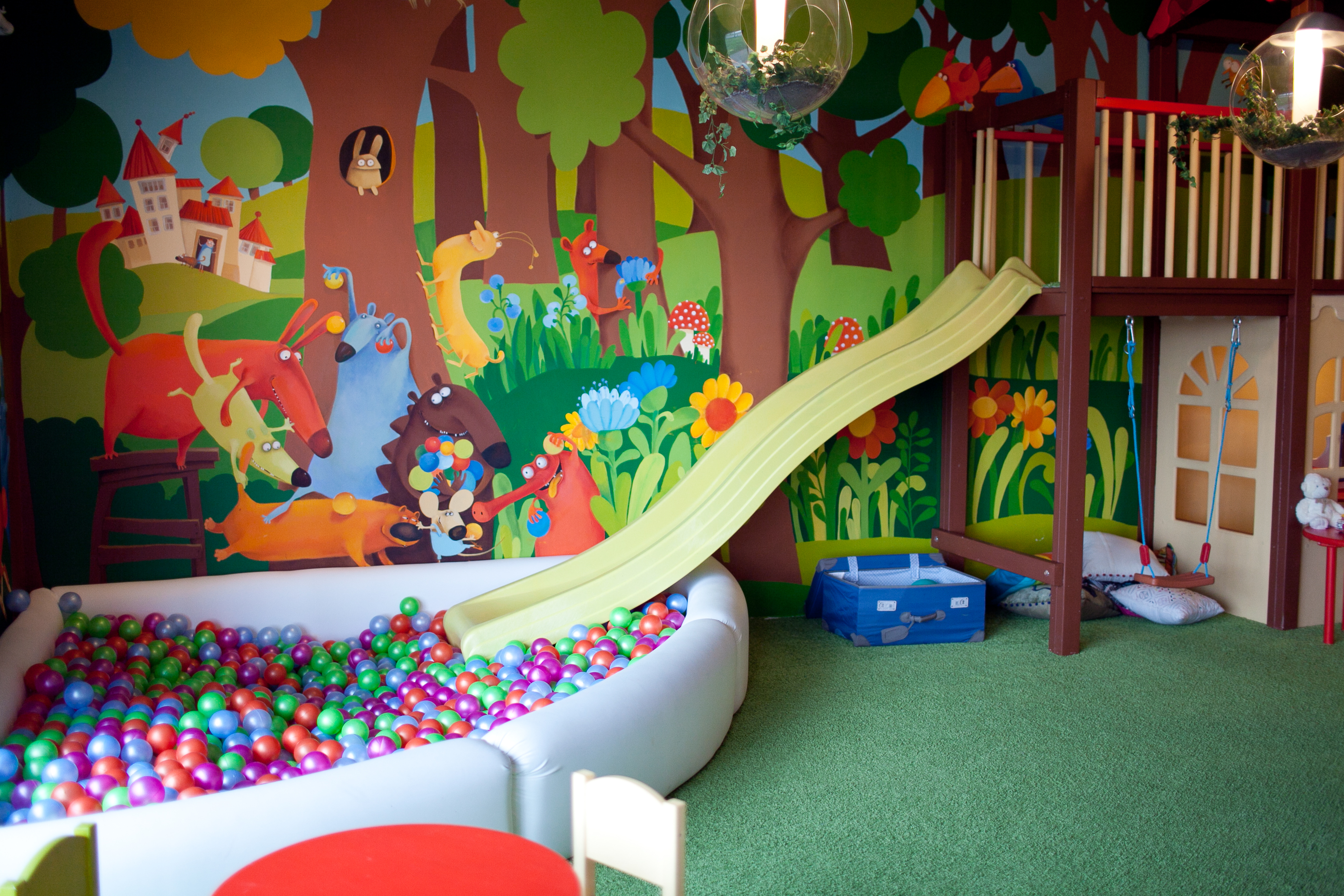 Лучшие детские комнаты спб. Игровая комната. Детская игровая комната. Игровая комната для детей. Кафе с игровой комнатой для детей.